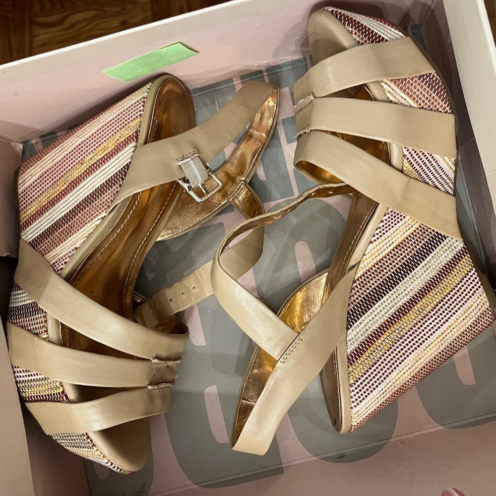 BCBG Perrin wedges- size 8.5